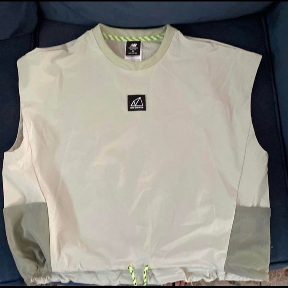 LN New Balance Waterproof Cropped Sleeveless Top- LightGreen&DarkerGreenPockets